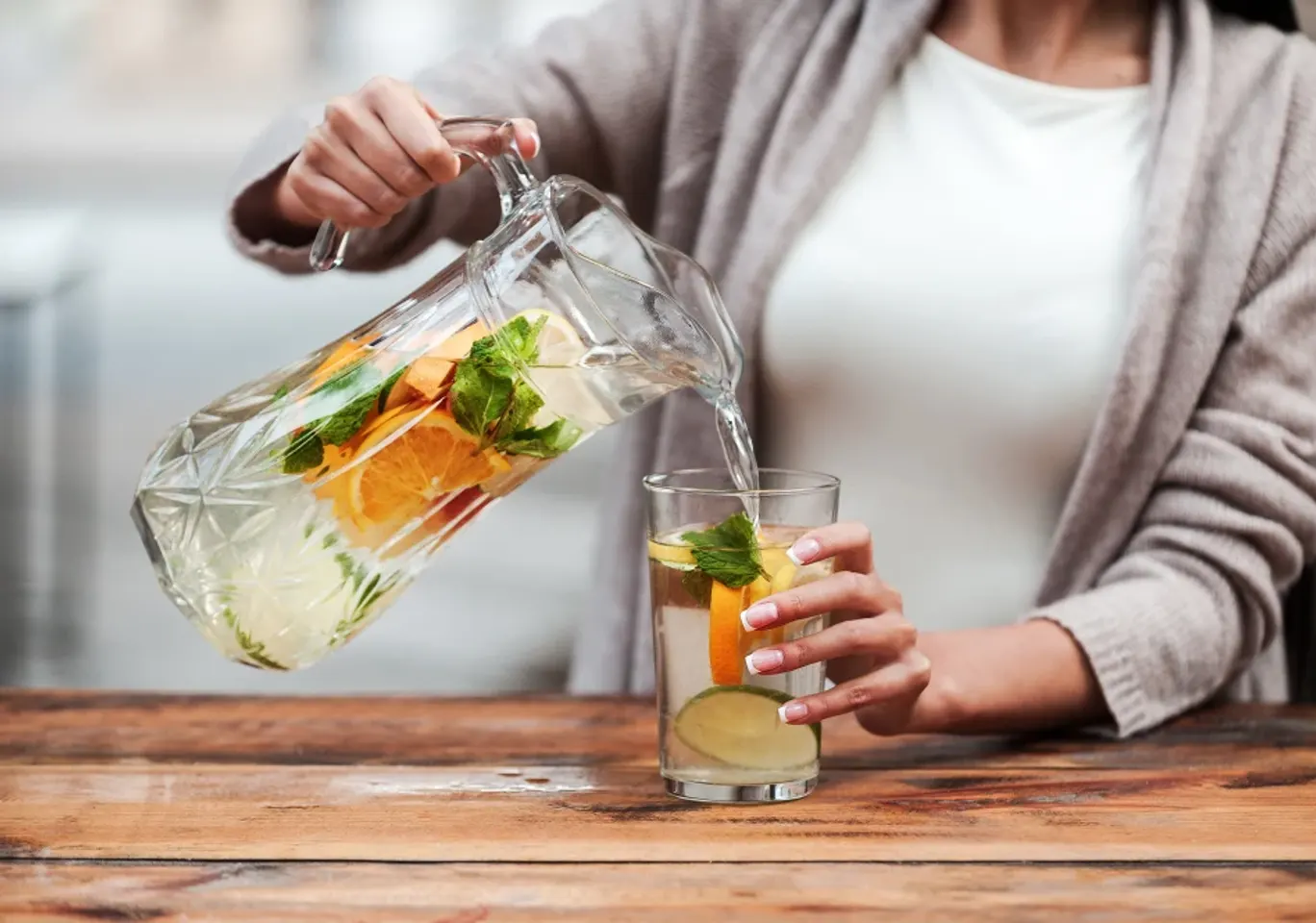 Leczenie alkoholizmu Włocławek: napój bezalkoholowy z owocami nalewany do szklanki