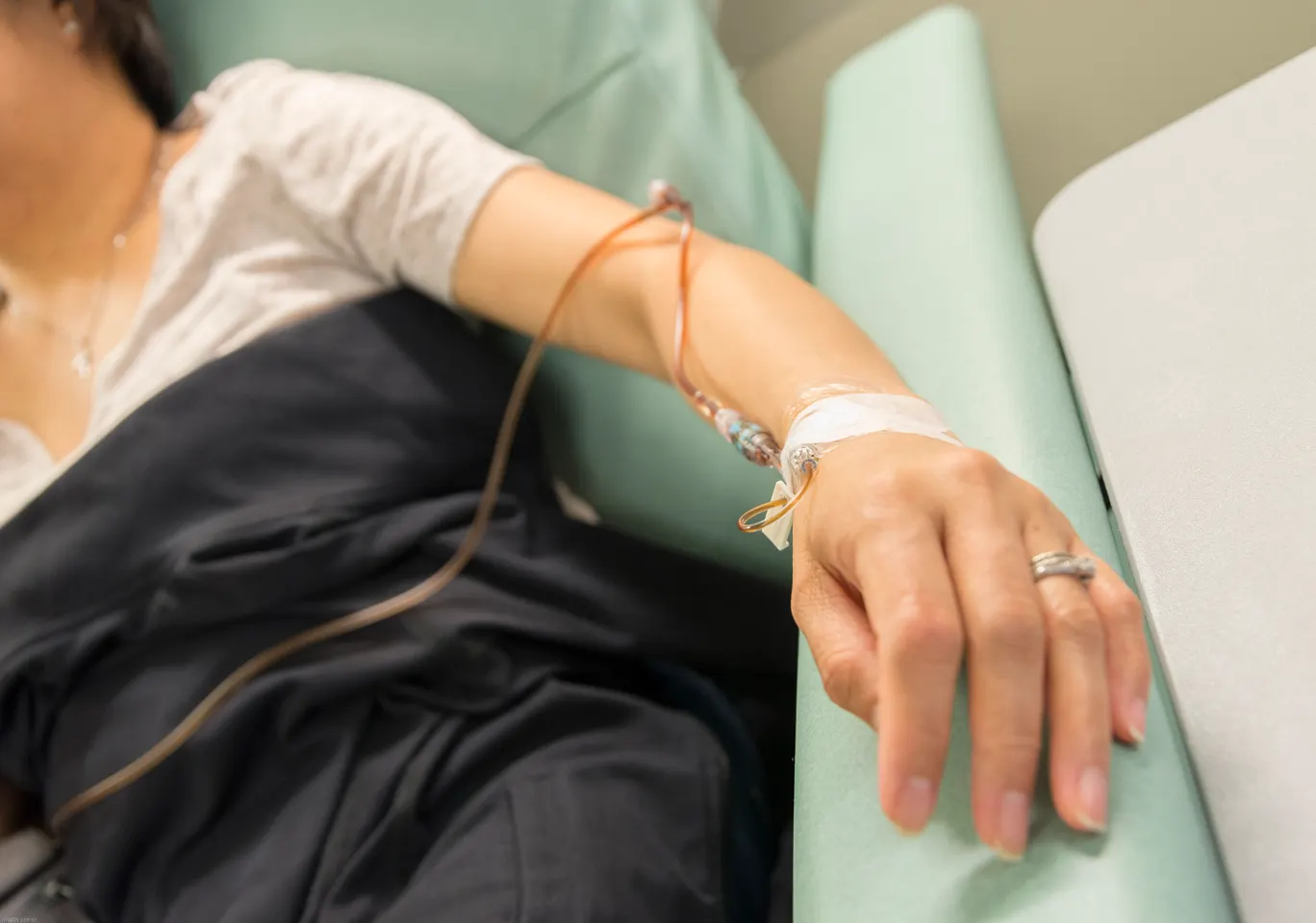 Kroplówki witaminowe Lipno: ręka z podłączoną linią infuzyjną w trakcie zabiegu