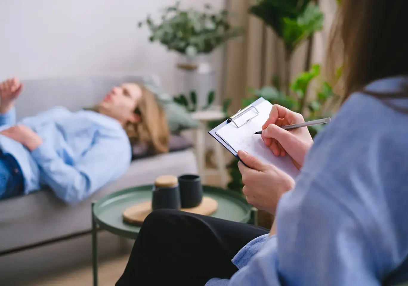 Terapia uzależnień Włocławek: sesja terapeutyczna na kozetce